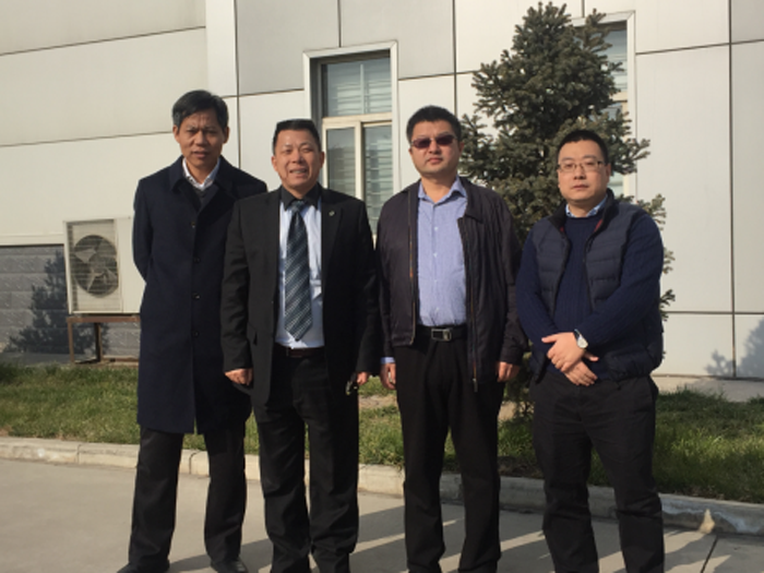 南方略董事長(zhǎng)劉祖軻、馬法洲與特變電工新能源董事長(zhǎng)張建新一行合影