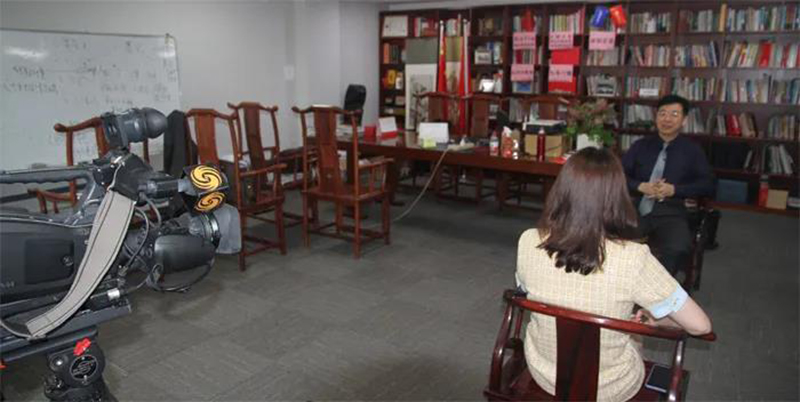 鳳凰衛(wèi)視采訪南方略咨詢集團首席經(jīng)濟學家戴欣明老師5